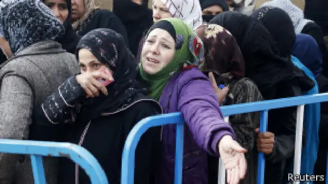 نزح الآلاف بسبب القتال في مدينة قارة