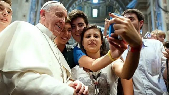 El Papa posa junto a adolescentes en una "Selfie"