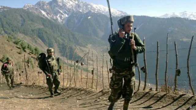 在喜玛拉雅山麓巡逻的印度士兵