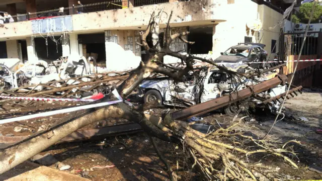 خانه هاى مسكونى اطراف سفارت ايران بيشتر از خود سفارت آسيب ديده. ساختمان سفارت به خاطر داشتن حياط بزرگ كمتر آسيب ديده