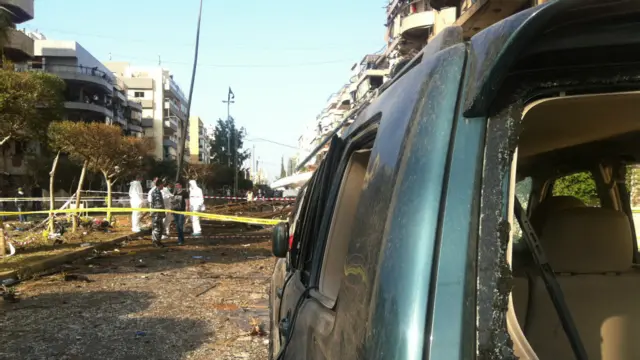 كارشناسان و ماموران امحاى بمب در محل حادثه در حال تحقيقند