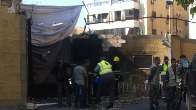 درب ورودى سفارت ايران در بيروت بعد از انفجار 