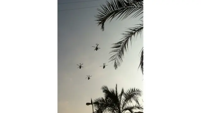 پرواز هلى كوپترهاى ارتش لبنان بر فراز محل انفجار به نشانه اشراف داشتن بر شرايط