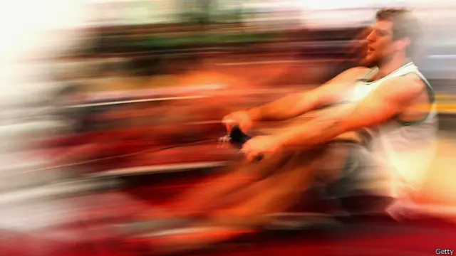 Hombre haciendo ejercicio en máquina de remar