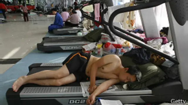 Hombre profundo en máquina de correr