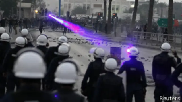 مخالفان به صورت پلیس اشعه لیزر می‌تابانند تا دید آنها را محدود کنند