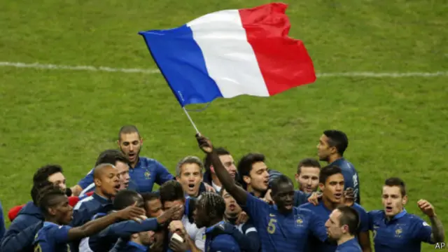 Pemain Prancis merayakan kemenangan lolos ke Piala Dunia 2014.