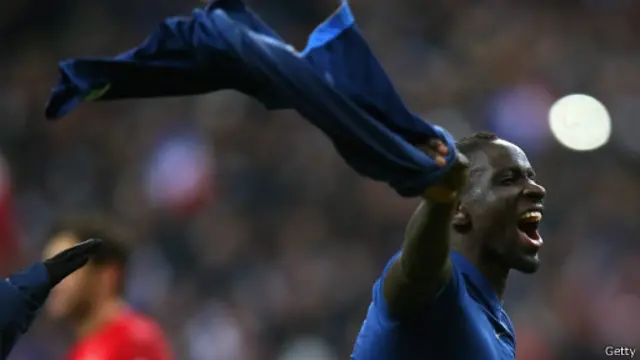 Pemai Mamadou Shako menjadi pahlawan Prancis, setelah mencetak gol penentu.