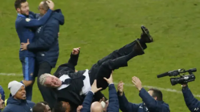 Pelatih Didier Deschamps di antara para pemain Prancis.