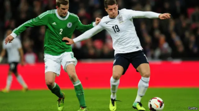 Duel Ross Barkley (Inggris) dengan pemain Jerman, Sven Bender.