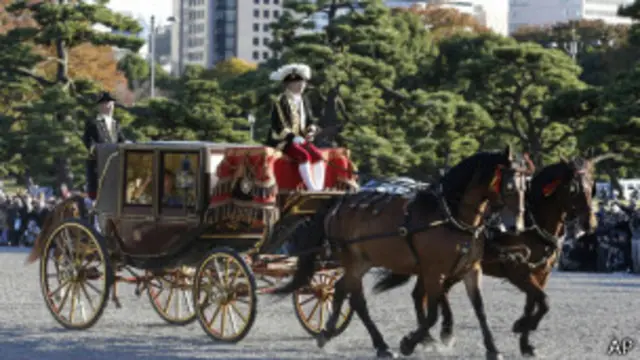 美国新驻日大使卡罗琳乘坐皇室马车
