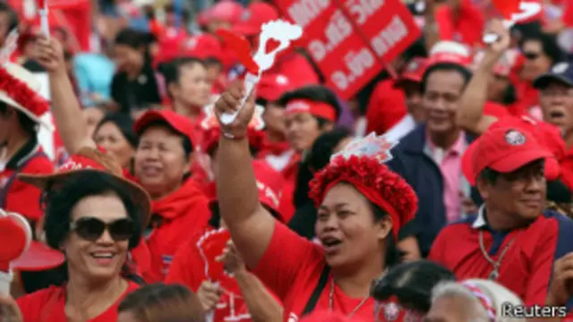 තායි රතු කමිස හමුදාව වීදි බැස.