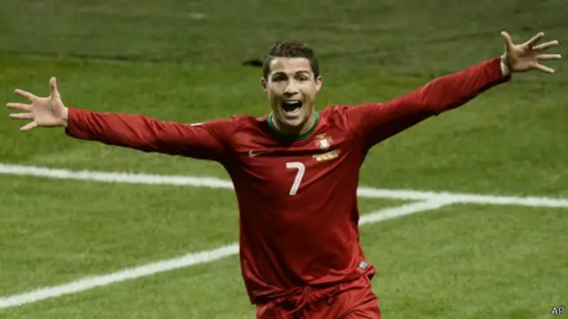 Ronaldo cetak tiga gol sekaligus mengantar Portugal raih tiket ke Piala Dunia 2014.