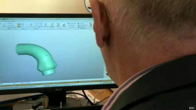 Tal Golesworthy trabalhando no computador. Foto: BBC