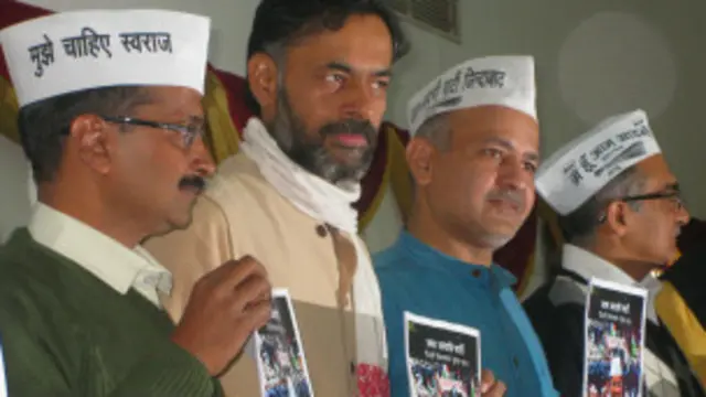 दिल्ली चुनाव के पूर्व आआप मेनिफेस्टो जारी करते हुए योगेंद्र यादव