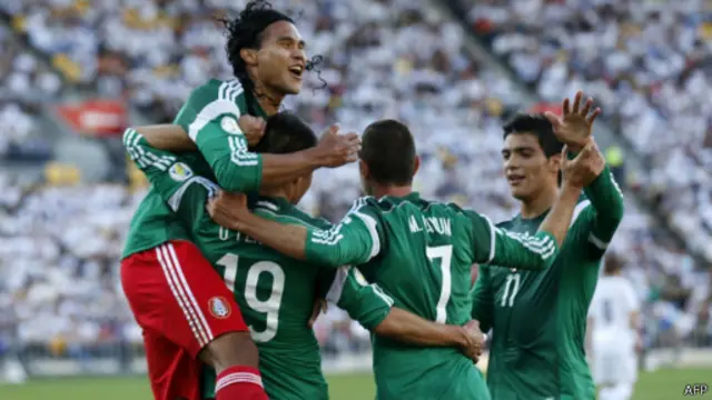 Pemain Meksiko merayakan kemenangan setelah Peralta mencetak tiga gol.