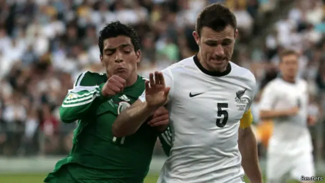 Pemain Meksiko, Raul Jimenez duel dengan pemain Selandia Baru,Tommy Smith.