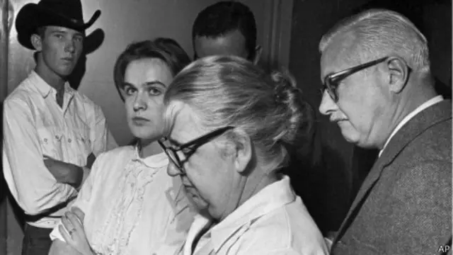 Жена и мать Ли Харви Освальда в полицейском участке в Далласе