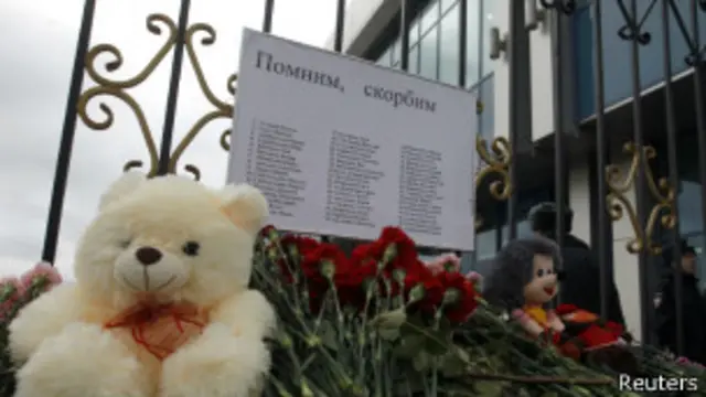 Цветы на месте трагедии в Казани