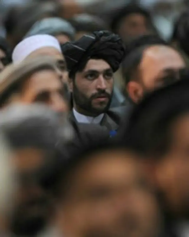 'جرگه به گردهمایی بزرگان و متنفذان قوم اطلاق می‎شود که صلاحیت صدور و تطبیق فیصله‎های حایز اهمیت محلی، ملی، منطقه‎ای و بین‎المللی را داشته باشد'