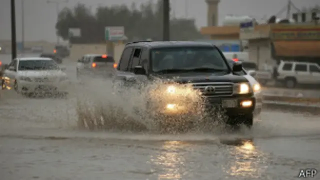 تسببت الفيضانات في مقتل أربعة أشخاص حتى الآن