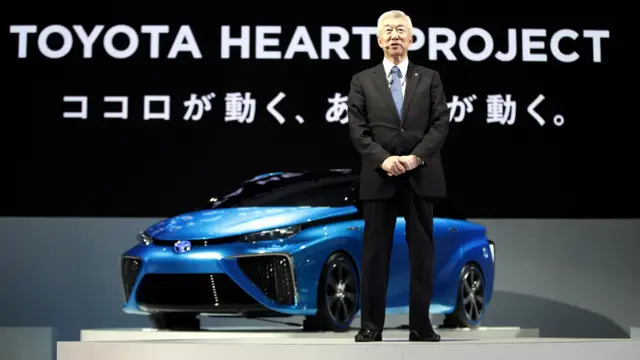 نائب رئيس شركة تويوتا ميتسوهيسا كاتو يقدم سيارة الشركة الاختبارية الجديدة للصحفيين.