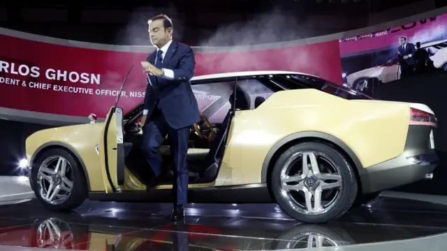 رئيس شركة نيسان كارلوس غصن وسيارة نيسان IDX Freeflow الجديدة.