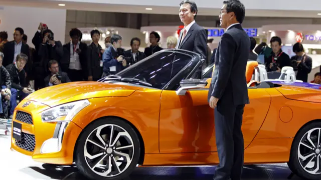 رئيس شركة دايهاتسو ماسانوري ميتسوي مع سيارة دايهاتسو KOPEN الجديدة.