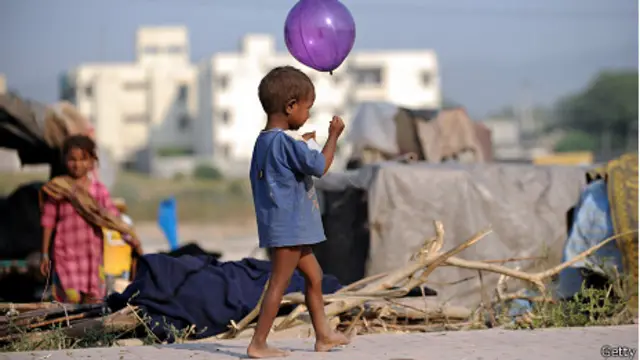 Chico paquistaní con globo