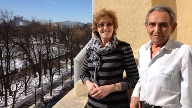 茵娜在奥斯瓦尔德昔日公寓的阳台上，一旁是现在公寓的主人