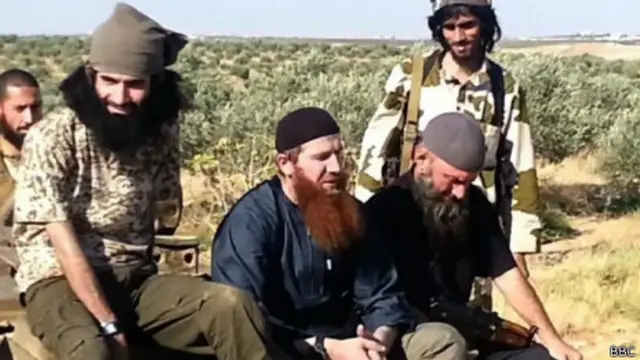 Омар Шишани (в центре)