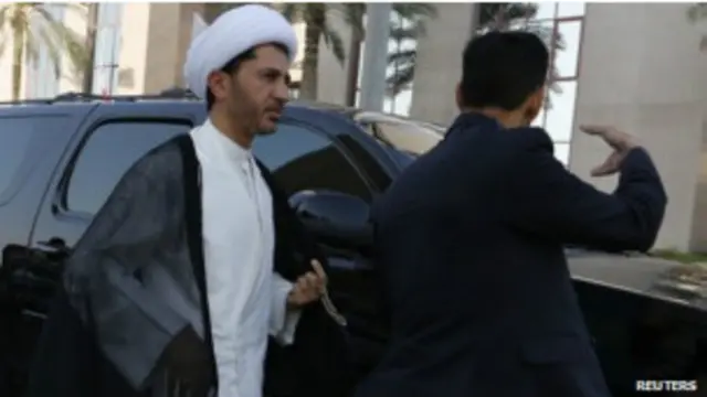 الحكومة البحرينية تتهم الشيعة بالولاء لإيران. 