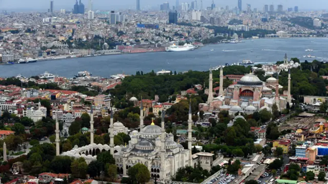 يقع آيا صوفيا (الى الاعلى) في حي سلطان احمد في اسطنبول
