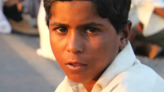 دس سالہ حیدر علی لاپتہ افراد کی بازیابی کے لیے جاری مارچ میں اپنی دو بہنوں کے ساتھ شریک ہے