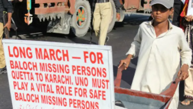 مارچ کے شرکا کا مواچھ گوٹھ، شیر شاھ ، لیاری اور آخر میں پریس کلب کے باہر والہانہ استبقال کیا گیا