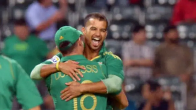 اوپنرز کے ناکام ہونے کے بعد بقیہ بلے بازوں کے لیے یہ سخت امتحان تھا لیکن پاکستانی بالنگ اپنے امتحان میں بری طرح ناکام رہی