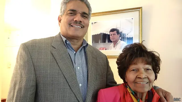 Los Paredes con una foto de Kennedy