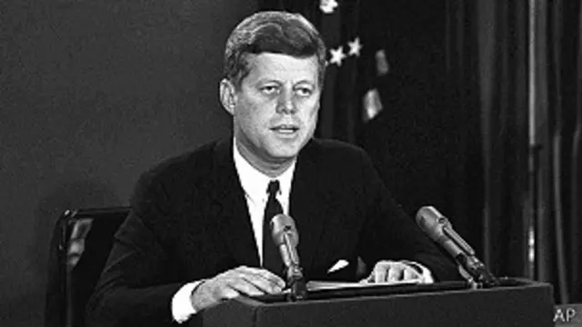 John Kennedy se dirige a la nación durante la crisis de los misiles de Cuba