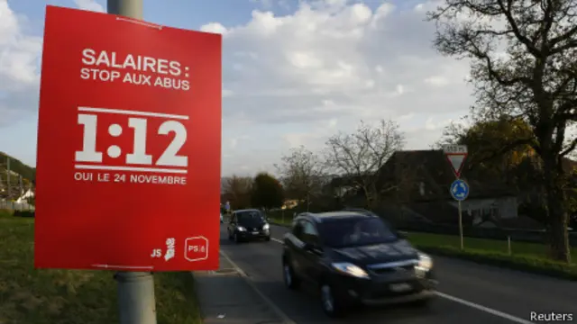 Cartaz faz propaganda de proposta da esquerda suíça para reduzir salários de executivos (foto: Reuters)