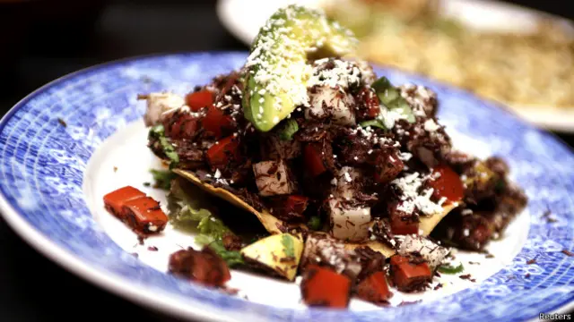 खाने में टिड्डा