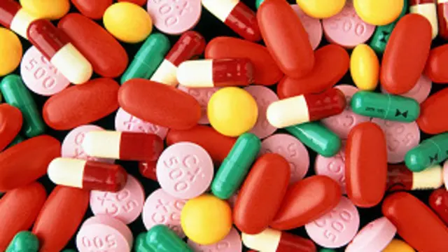 ځېني انتي بیوتیکونه که له نورو درملو سره یو ځای وکارول شي نوکېدای شي د یوبل په وړاندې منفي عکس العمل وکړي او د یو بل موثریت لږ کړي.