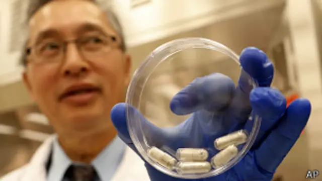 Científico con pastillas