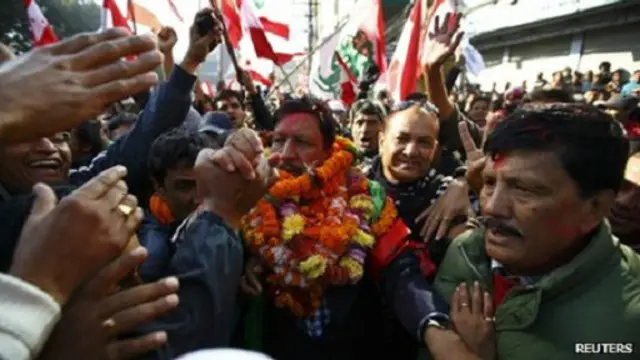 प्रचण्ड को हराने वाले नेपाली कांग्रेस के नेता को बधाई देते लोग. 