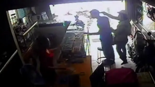 ’اگر سموں کے اجرا کا نظام درست ہوجائے تو اغوا اور بھتہ خوری سمیت دیگر جرائم میں پچاس فیصد تک کمی آسکتی ہے۔‘ ایڈیشنل آئی جی سندھ شاہد حیات