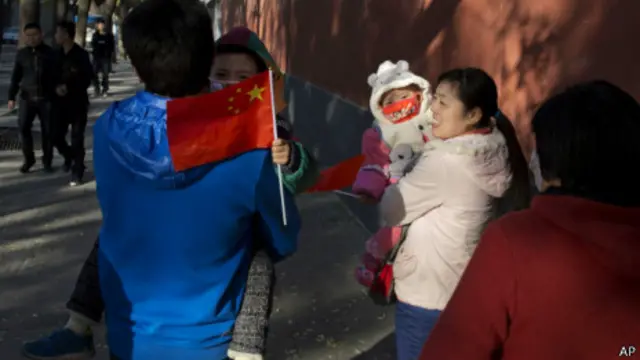 北京街头抱孩子的人