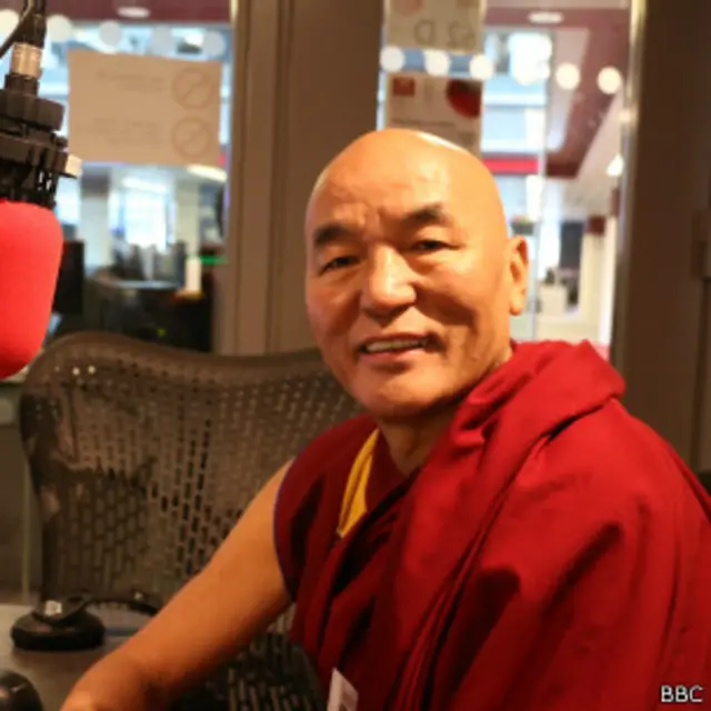 僧人旺晨同其他支持西藏组织在2006年对中国前领导人江泽民和前总理李鹏提出诉讼