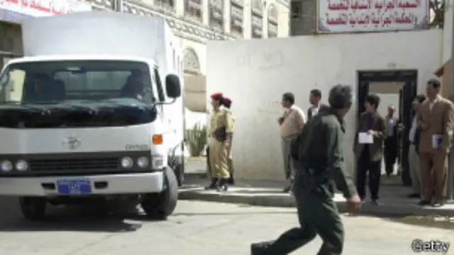 تمثل هدة وعرفات أمام المحكمة بتهم الدخول غير الشرعي لليمن والمساعدة عليه