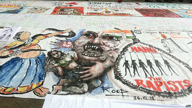 Graffitti en el piso, en protesta por la violación de una joven estudiante en Nueva Delhi