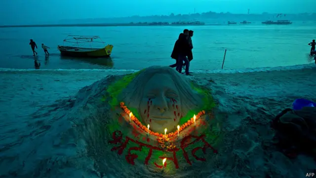 Escultura en arena con rostro de mujer