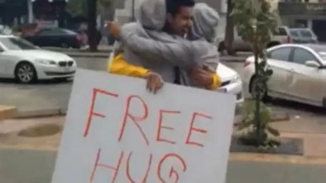 بندر السوید با آغوش باز در خیابانی در ریاض